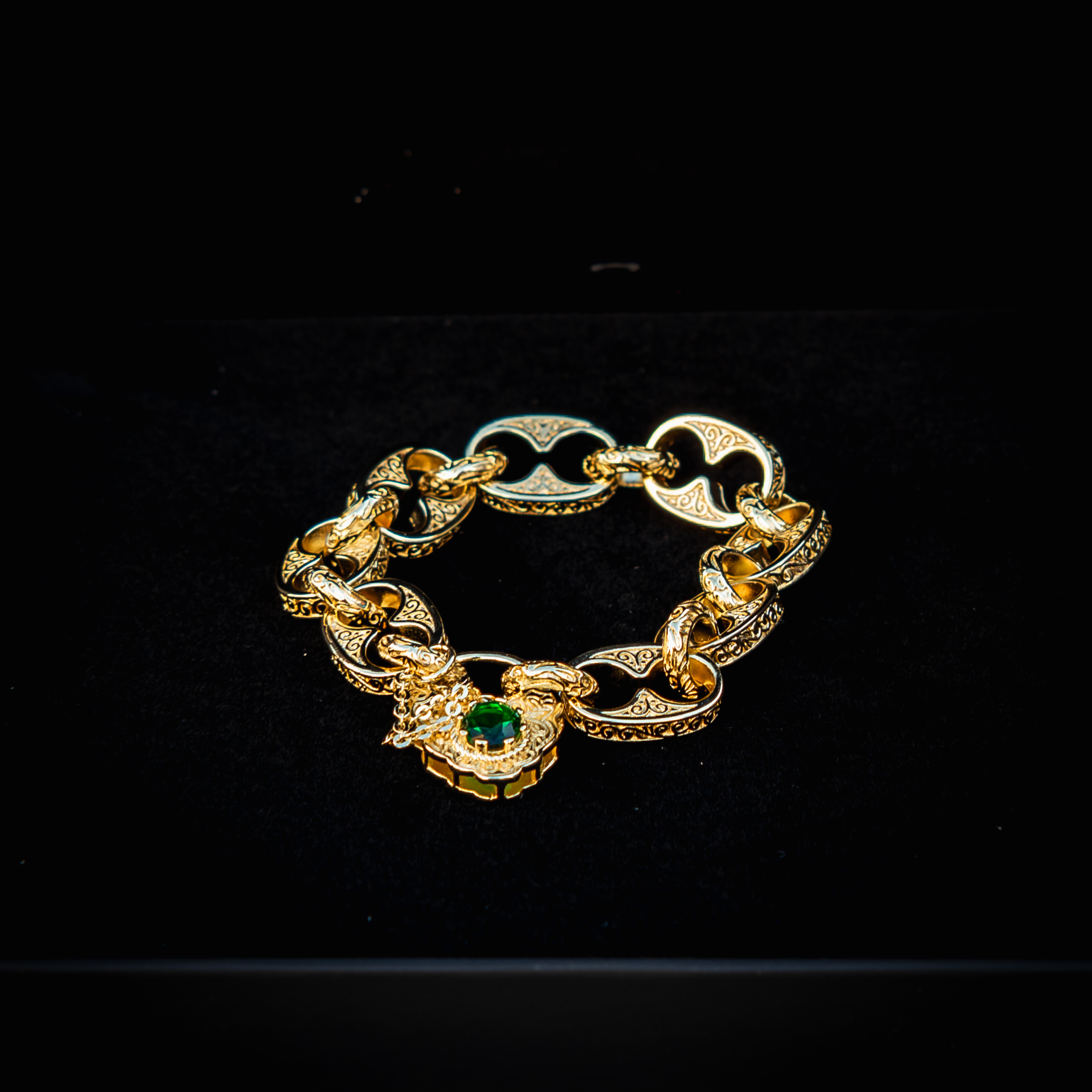 Premium Gold-Filled Vintage Gold Button Lock Bracelet – Green Stone