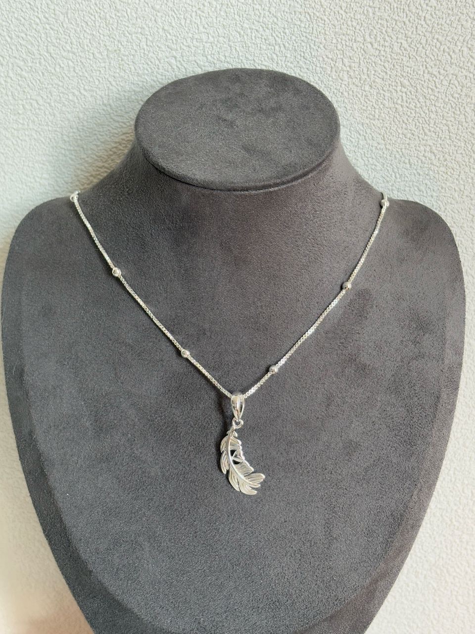 Feather pendant and chain
